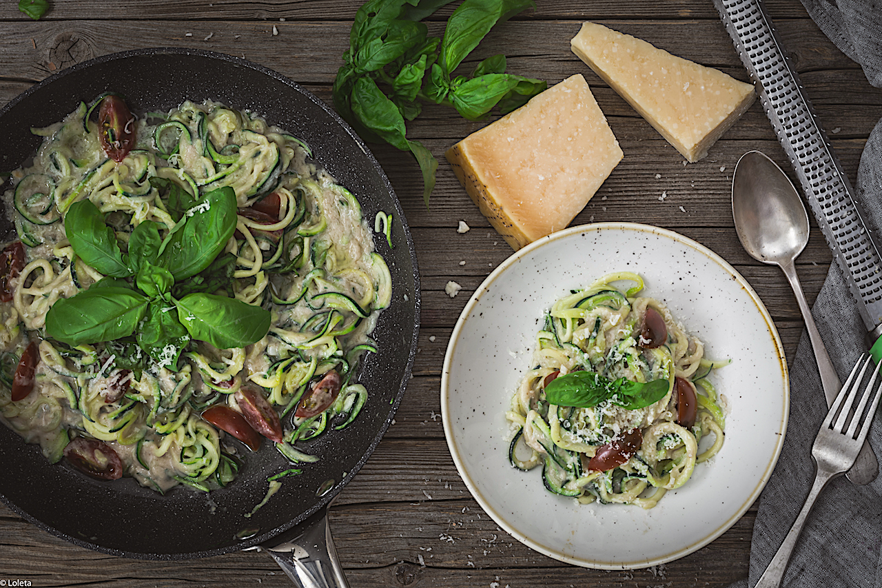 Spaguetis de calabacín con carbonara vegana. Receta saludable