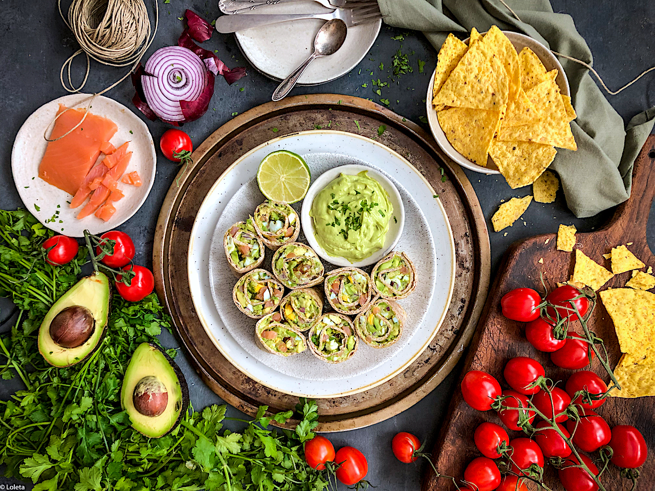 Rollitos de ensalada de aguacate con salmón