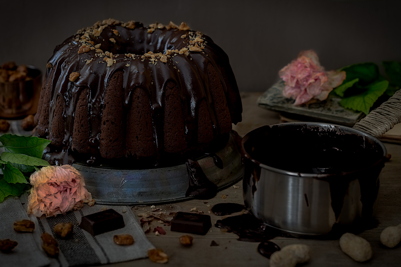 Bundt de chocolate y cacahuetes con garrapiñados caseros