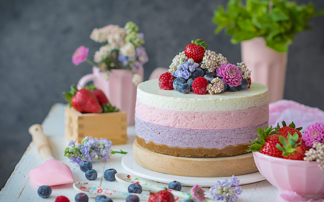 Gâteau au fromage sans un four de fruits rouges. Recette simple sans colorants.