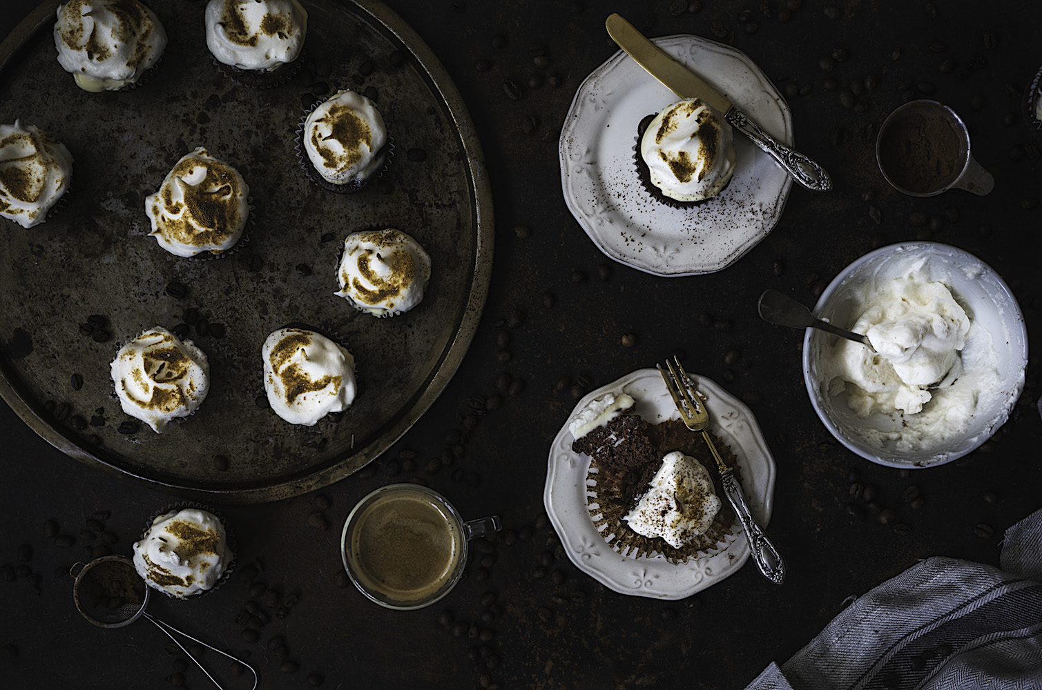 Magdalenas de tiramisú con mascarpone y merengue. Sin gluten y sin azúcar