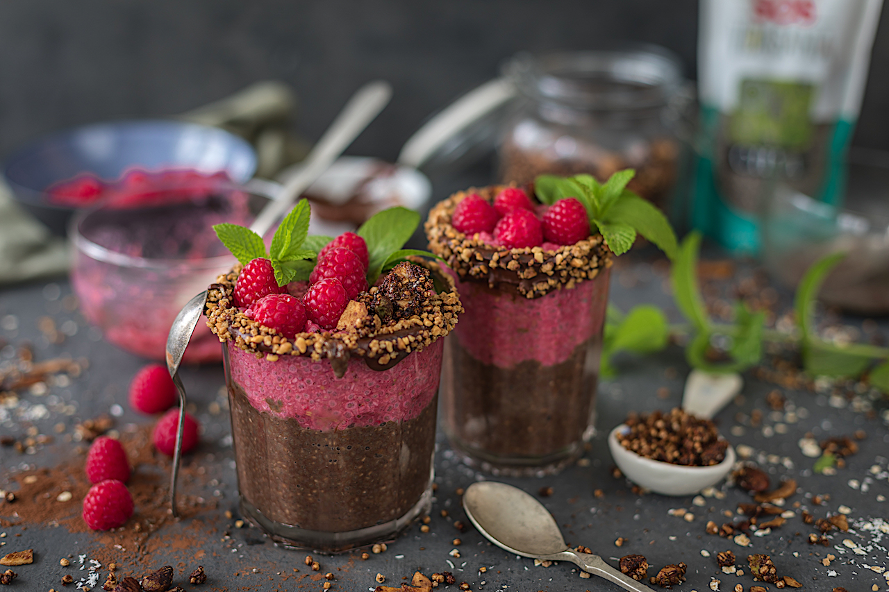 Pudding de chía con frambuesas y chocolate. El mejor desayuno y merienda