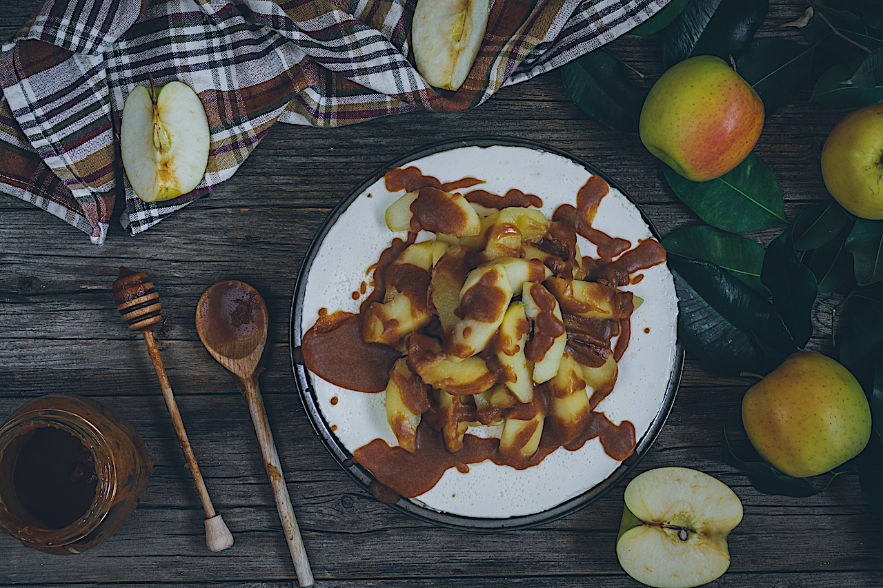Tarta de queso sin horno y sin huevos con manzanas y caramelo