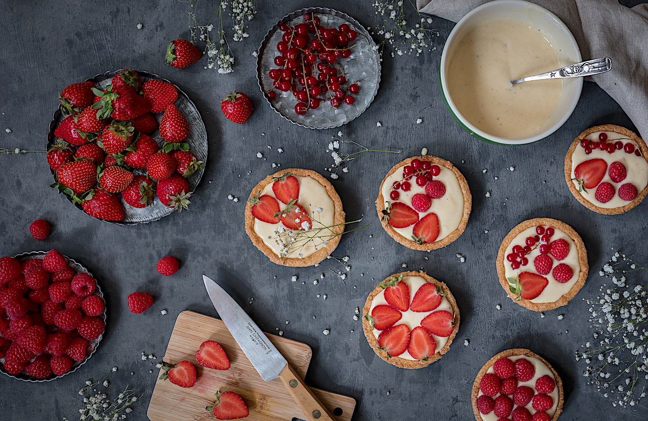 Tartaleta sin gluten con frutos rojos y crema pastelera.