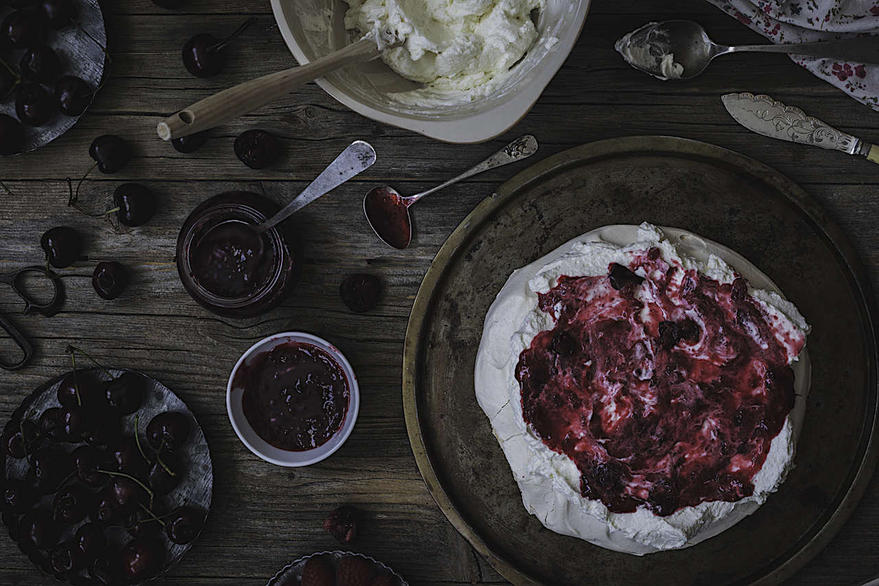 Pavlova de cerezas con mermelada casera. La tarta de cuento