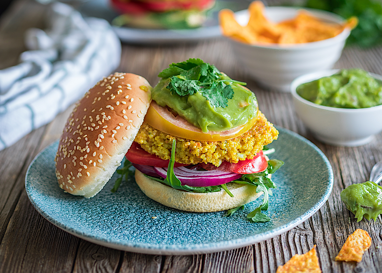 Hamburguesa de quinoa sin gluten con guacamole apta para todos los públicos