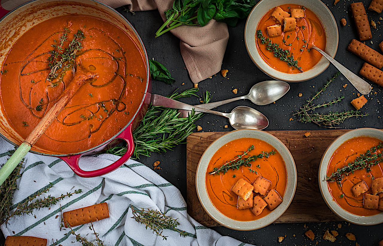 Sopa de tomate asado con albahaca