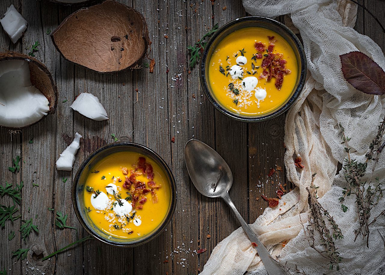 Crema de zanahorias con curry y crujiente de bacon
