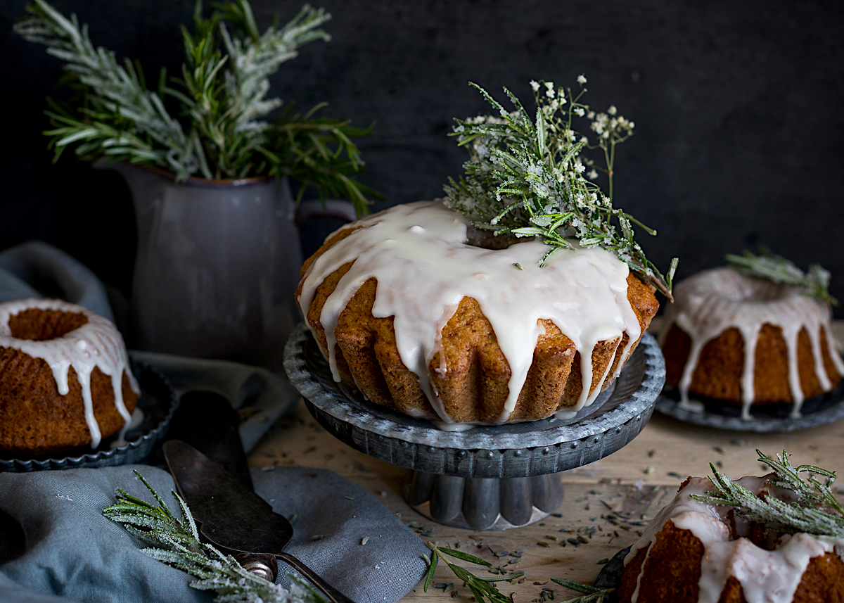Bundt cake de romero y lavanda con aceite de oliva y glaseado de naranja