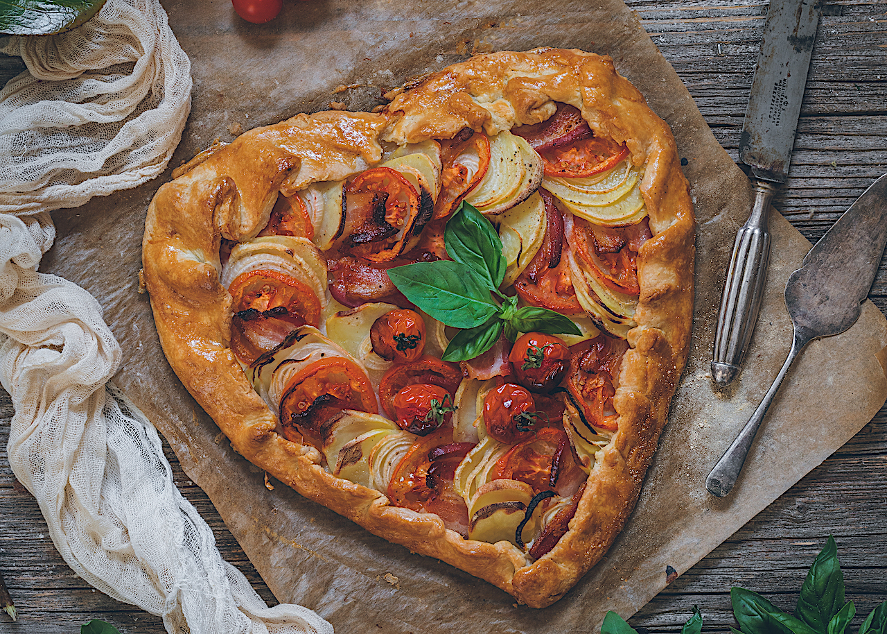 Galette de tomates y patatas con bacon. Tarta salada de San Valentín con versión sin gluten