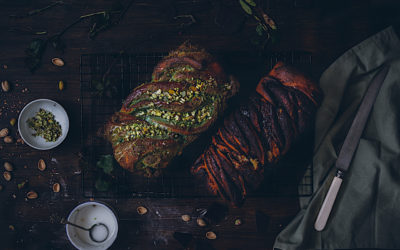 Babka of pistachio and chocolate babka. Easy recipe for the most delicious brioche in the world