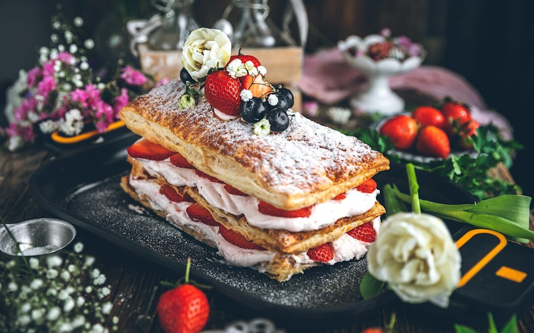 Millefeuille of strawberries and mascarpone. A super dessert in 20 minutes