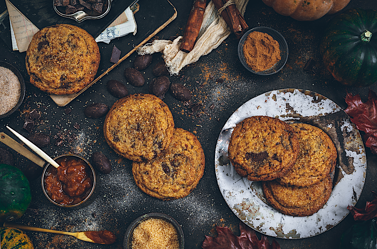 Pumpkin and chocolate cookies. Look for the three differences.