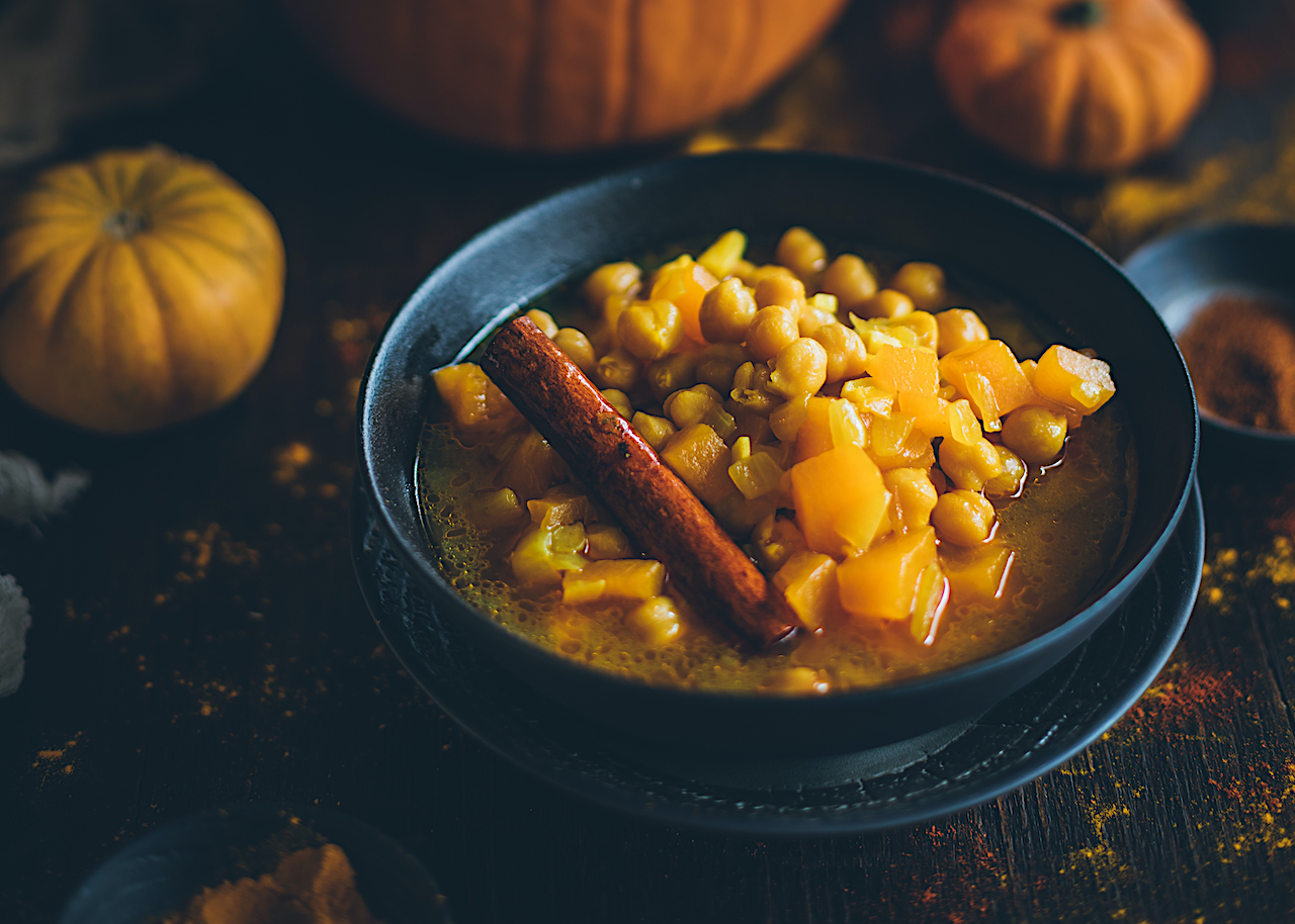 Chickpeas with pumpkin and homemade curry. A perfect pot for the cold