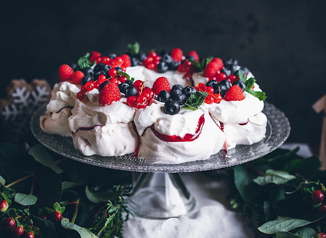 Merengue de Navidad. Receta fácil de Paulova de frutos rojos