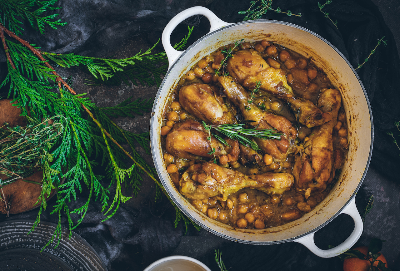 Muslos de pollo moruno con garbanzos. Bueno, bonito y barato