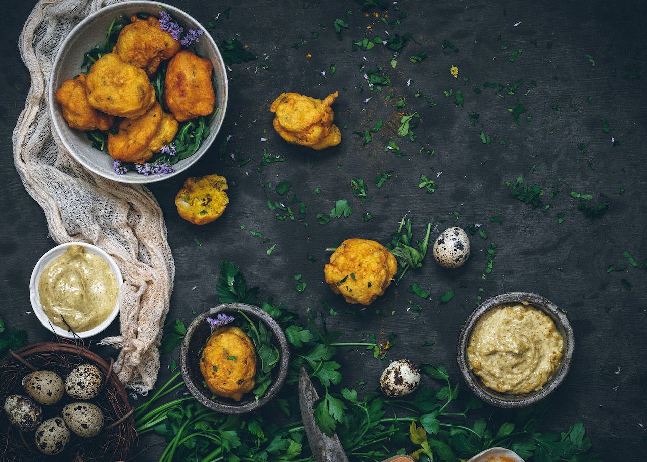 Buñuelos de bacalao con mahonesa de ajo y curry