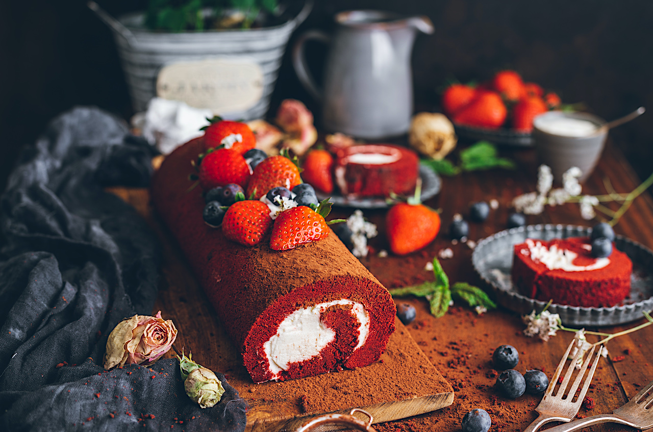 Brazo de gitano de Red Velvet con crema de queso. La tarta roja