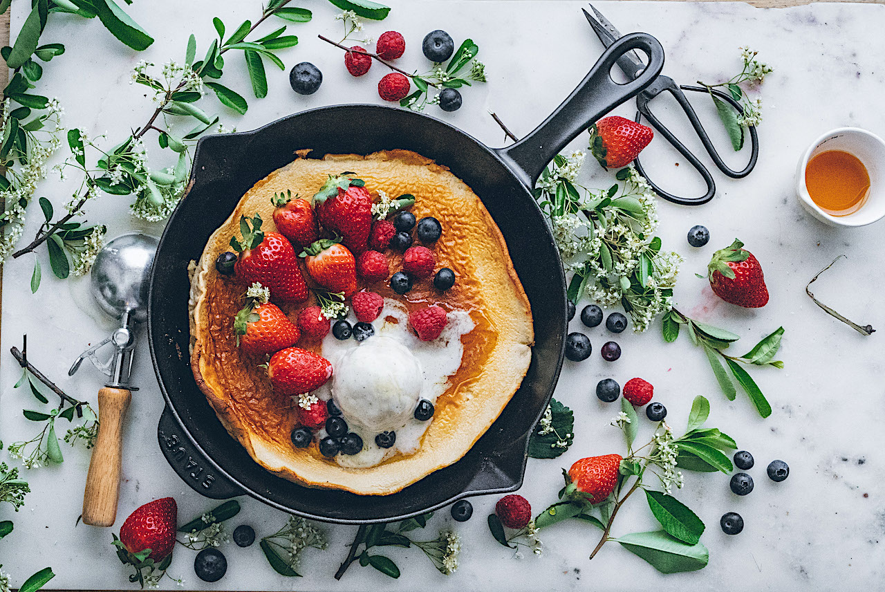 Dutch pancake con frutos rojos y helado. Las tortitas para compartir