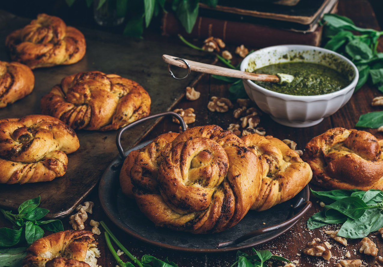 Panecillos de pesto de nueces hechos en casa con amor
