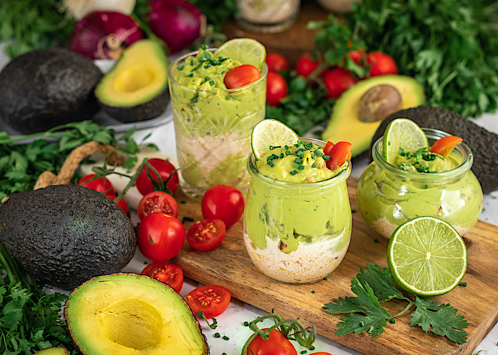 Vasitos de tartar de cangrejo y mousse de aguacate