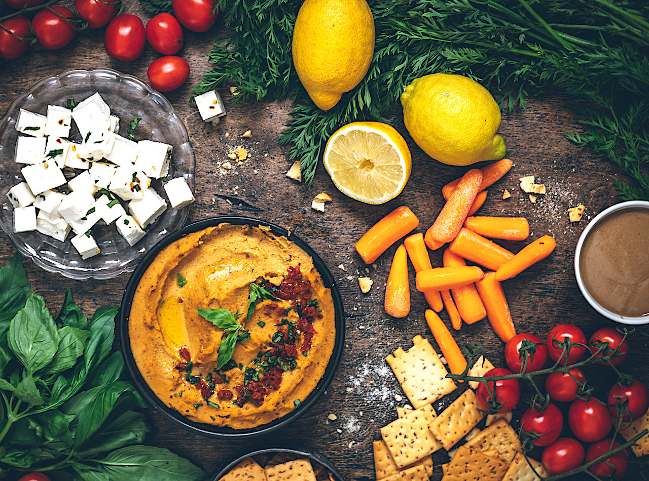 Hummus de tomate seco y albahaca. Hummus italiano