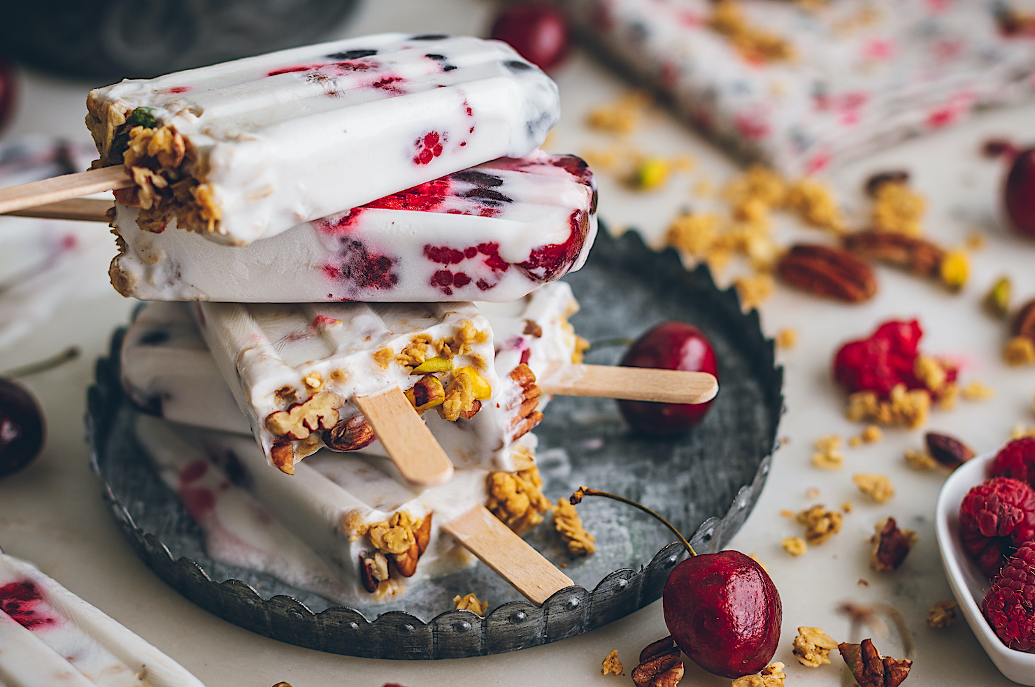 Polos de cerezas y granola. El desayuno más veraniego de todos