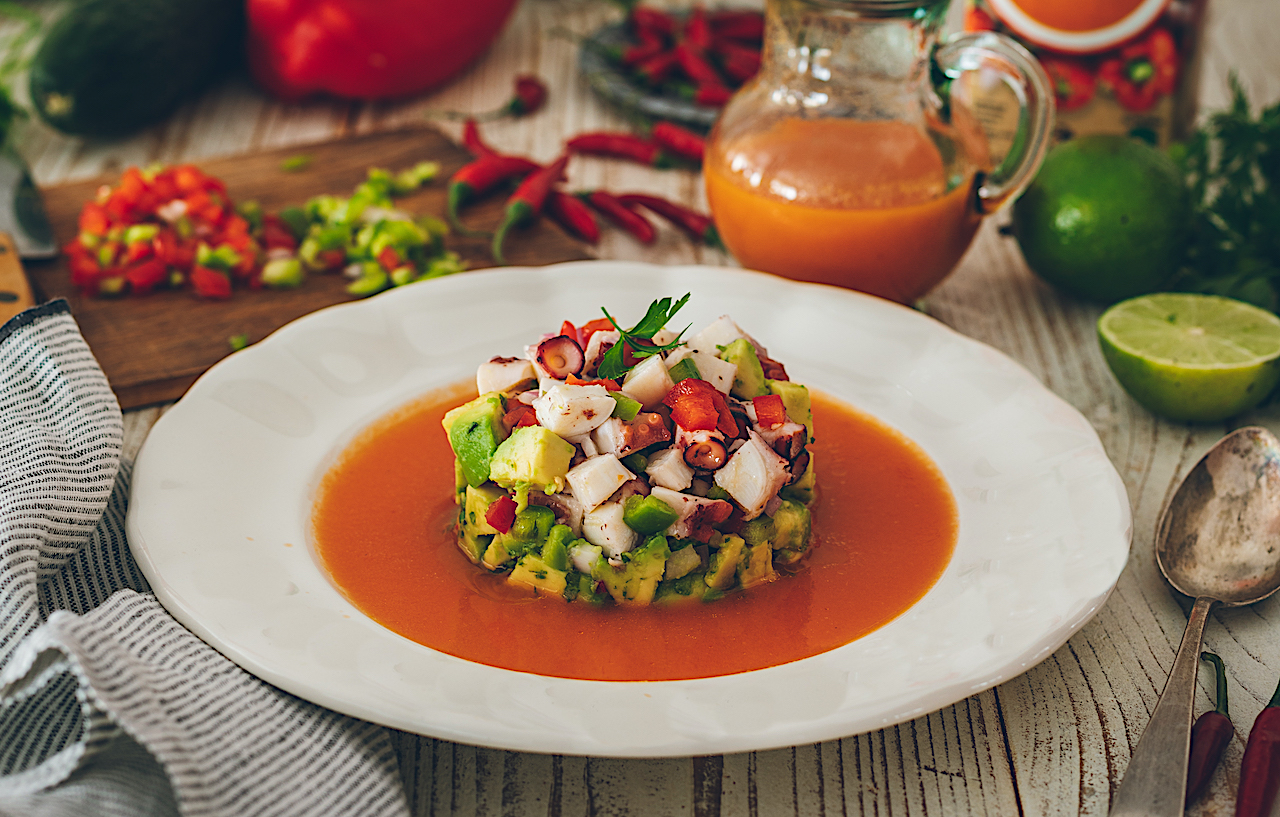Tartar de pulpo y aguacate con salsa de gazpacho