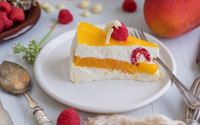 White chocolate mousse cake stuffed with mango. Juanje's favorite cake