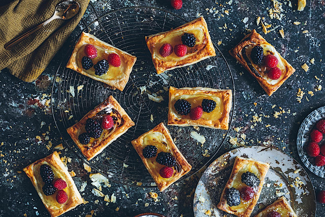 Hojaldres de mermelada de limón y queso con frutas del bosque