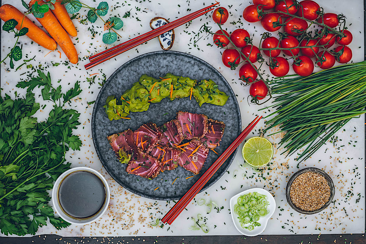 Tataki de atún rojo con crema de aguacates