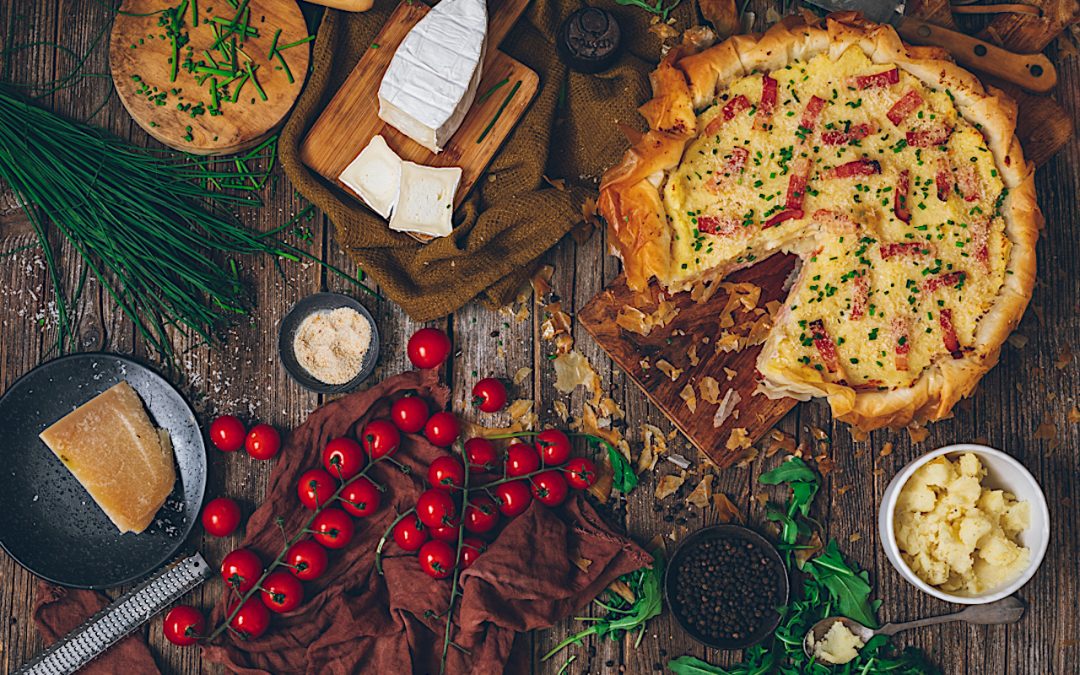 Pastel crujiente de patata con relleno cremoso de jamón y queso