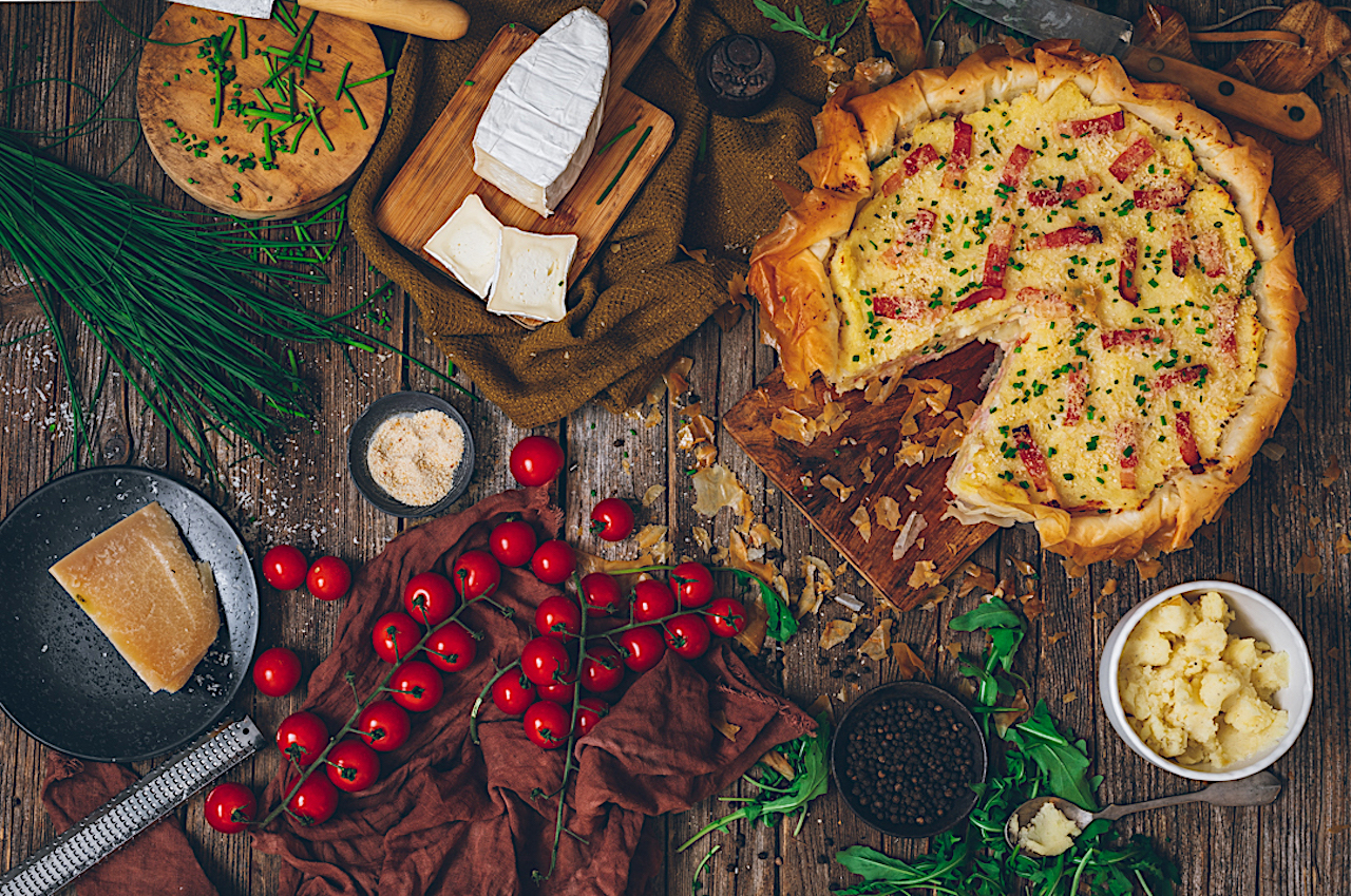 Pastel crujiente de patata con relleno cremoso de jamón y queso