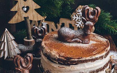 Tarta de Navidad. Pastel de chocolate con crema de canela