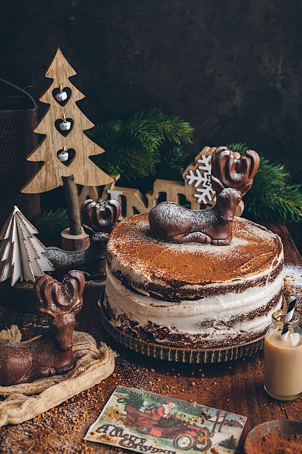 Tarta de Navidad. Pastel de chocolate con crema de canela