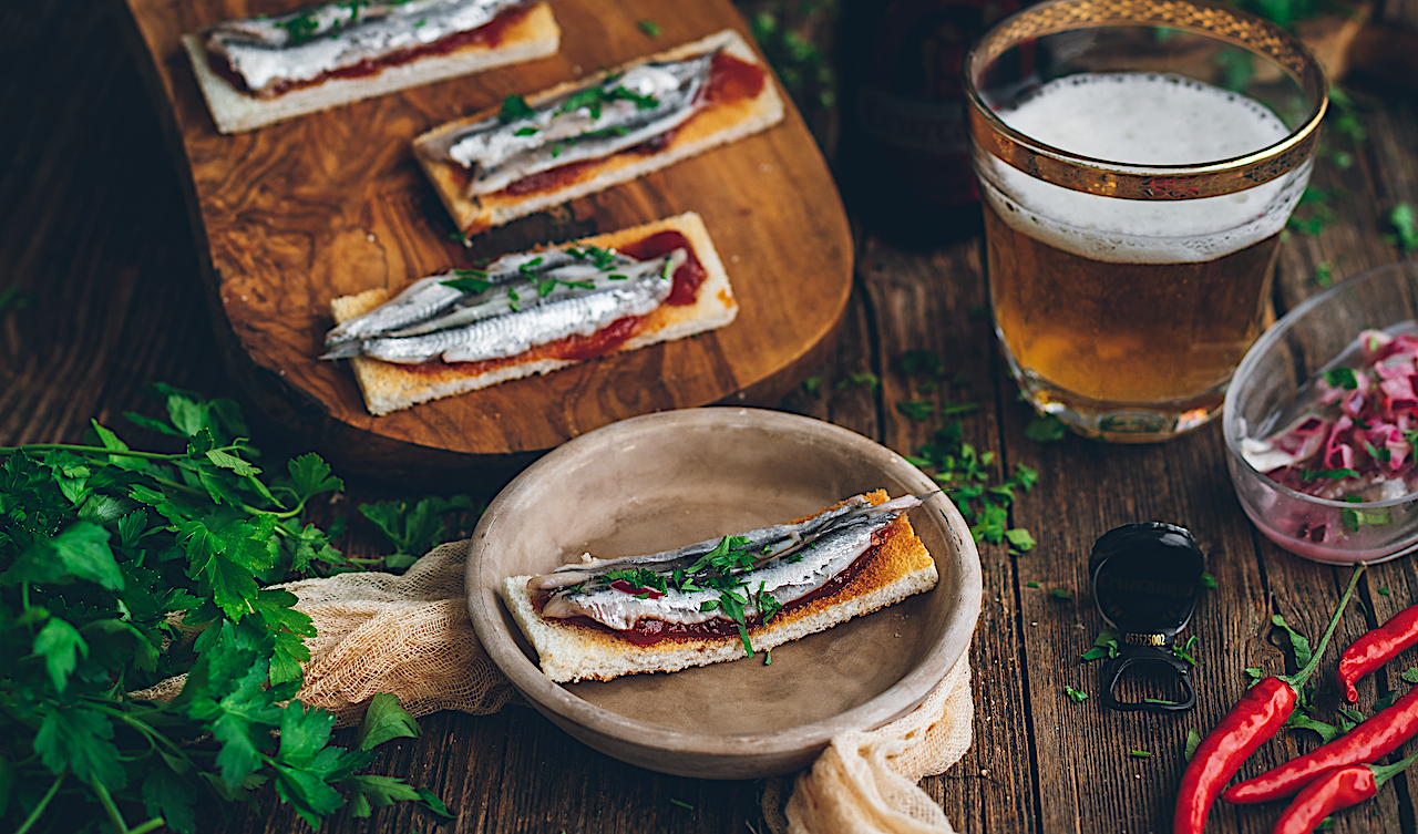 Tosta de boquerón con mermelada de tomates