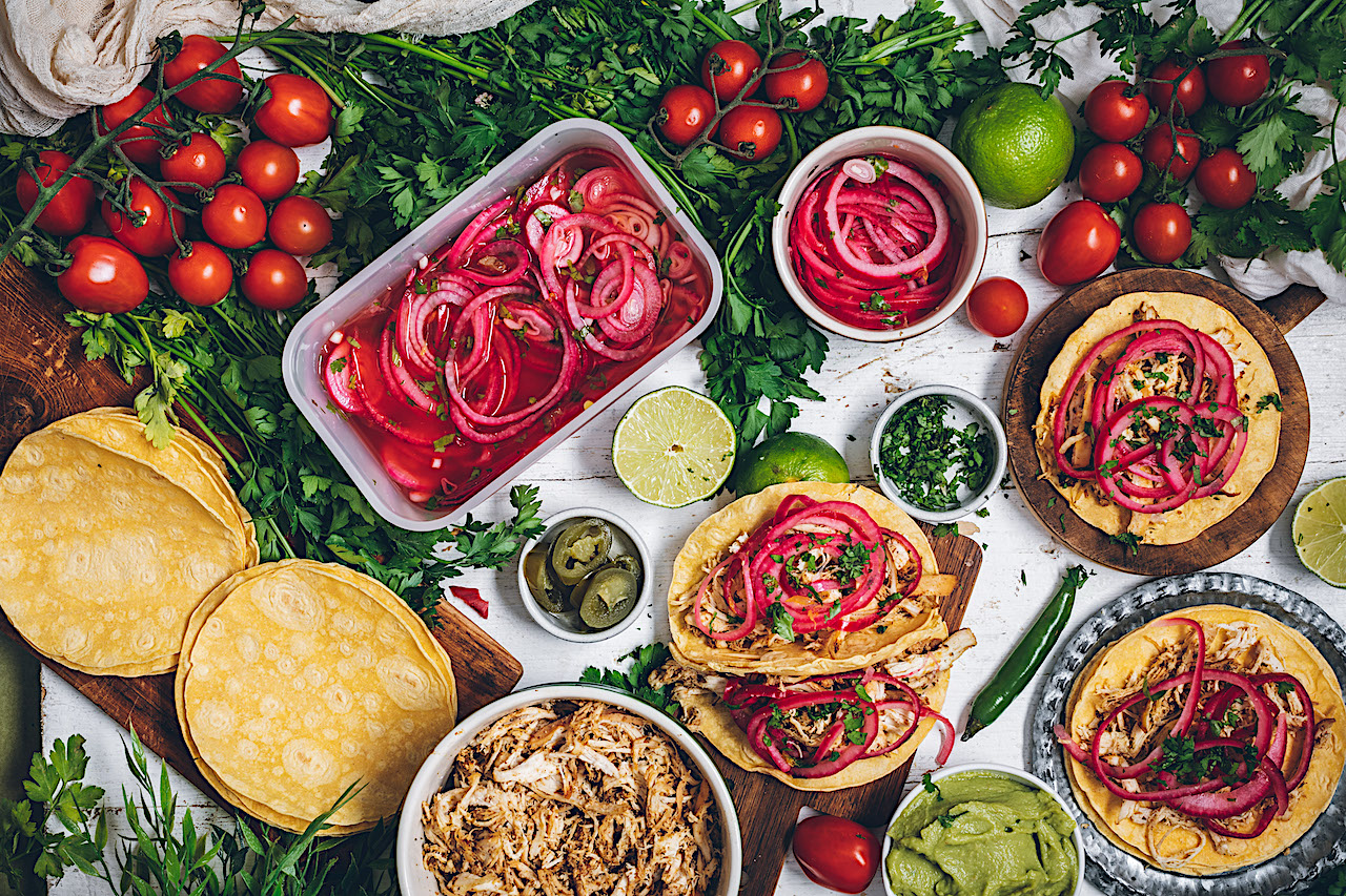 Pechuga de pollo cochinita pibil con cebollas encurtidas