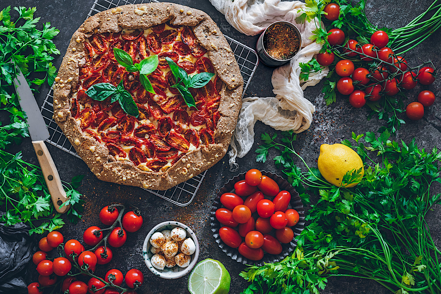 Galette de tomates con crema de queso y albahaca.