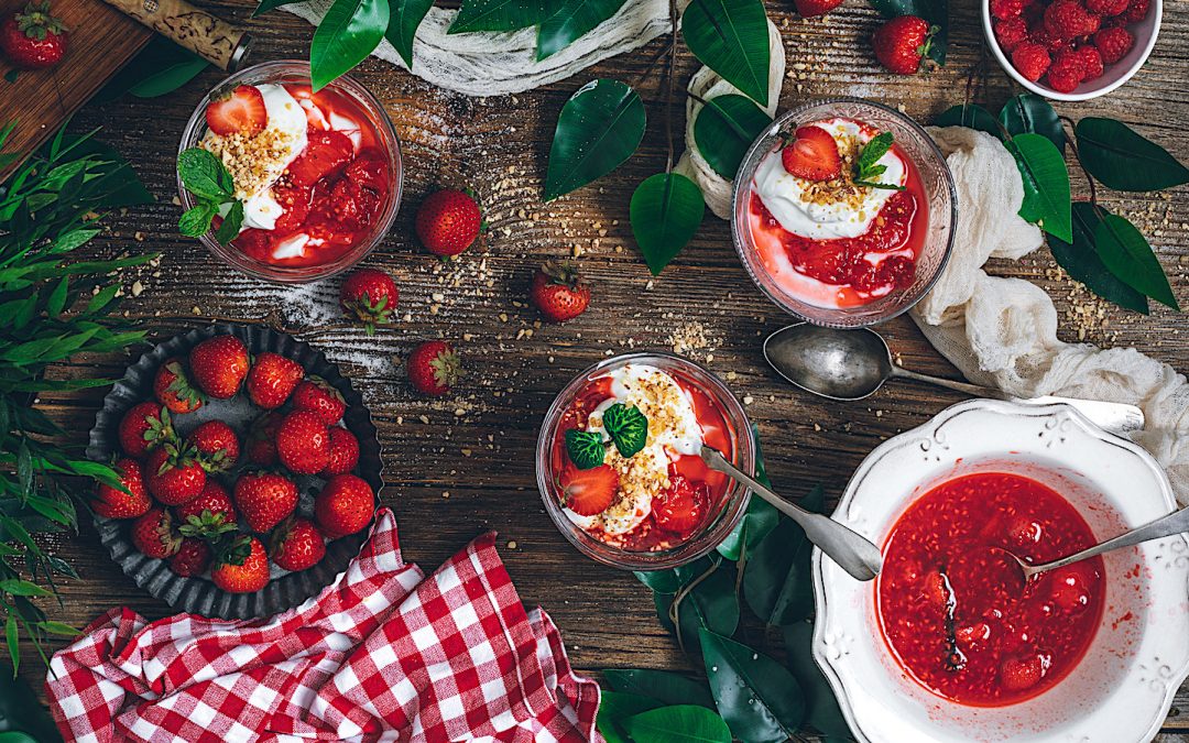 Frutos rojos confitados a la vainilla con yogur. El postre más fácil y rico del verano