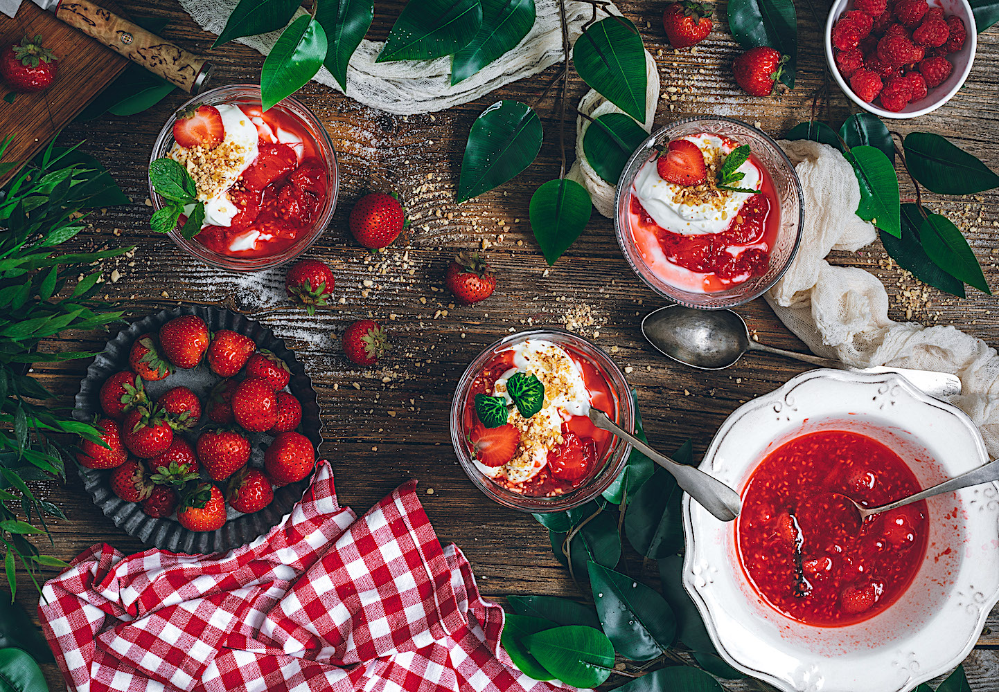Frutos rojos confitados a la vainilla con yogur. El postre más fácil y rico del verano