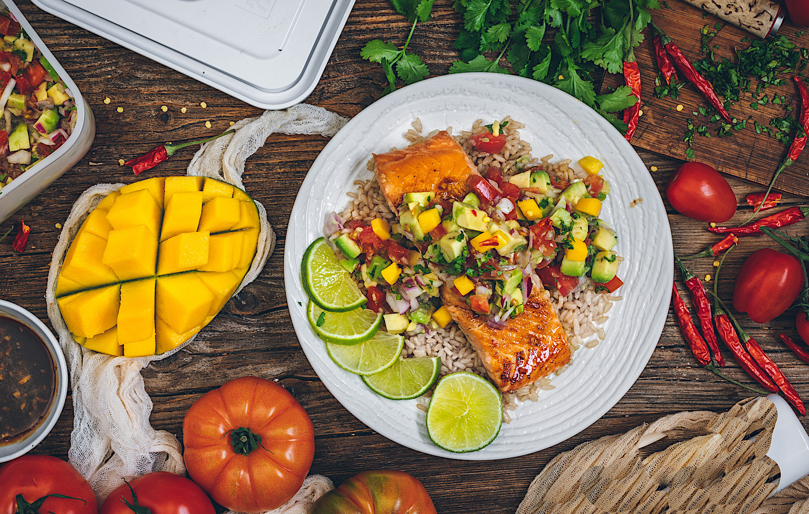 Salmón marinado en salsa teriyaki con tartar de aguacate