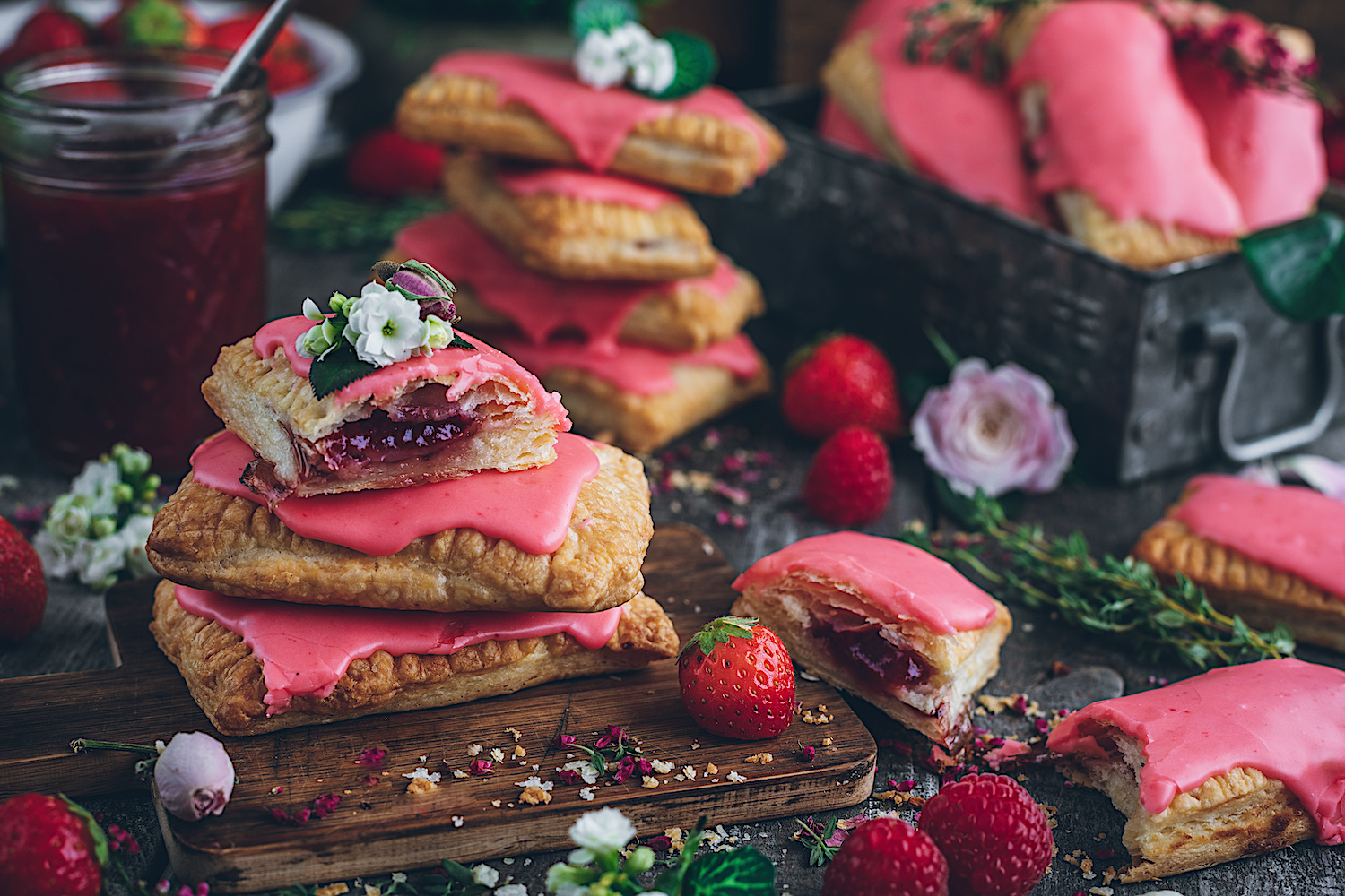 Mini tartas de fresa y frambuesas rellenas de crema dulce de almendras.