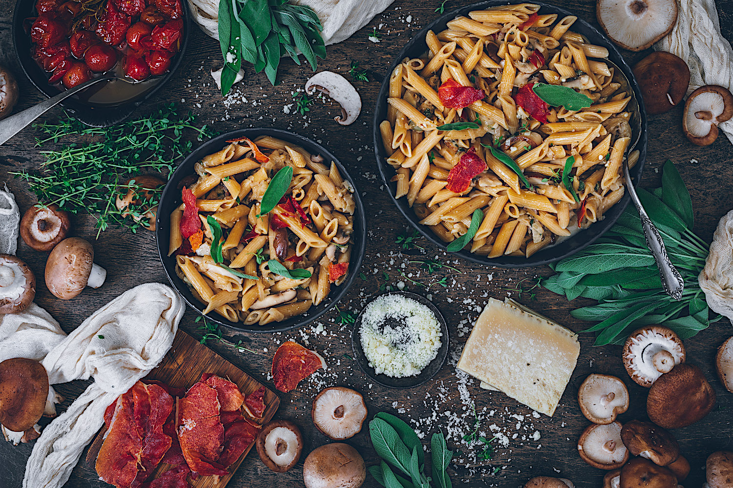 Pasta con setas y salvia con jamón crujiente. Un plato perfecto para cualquier día