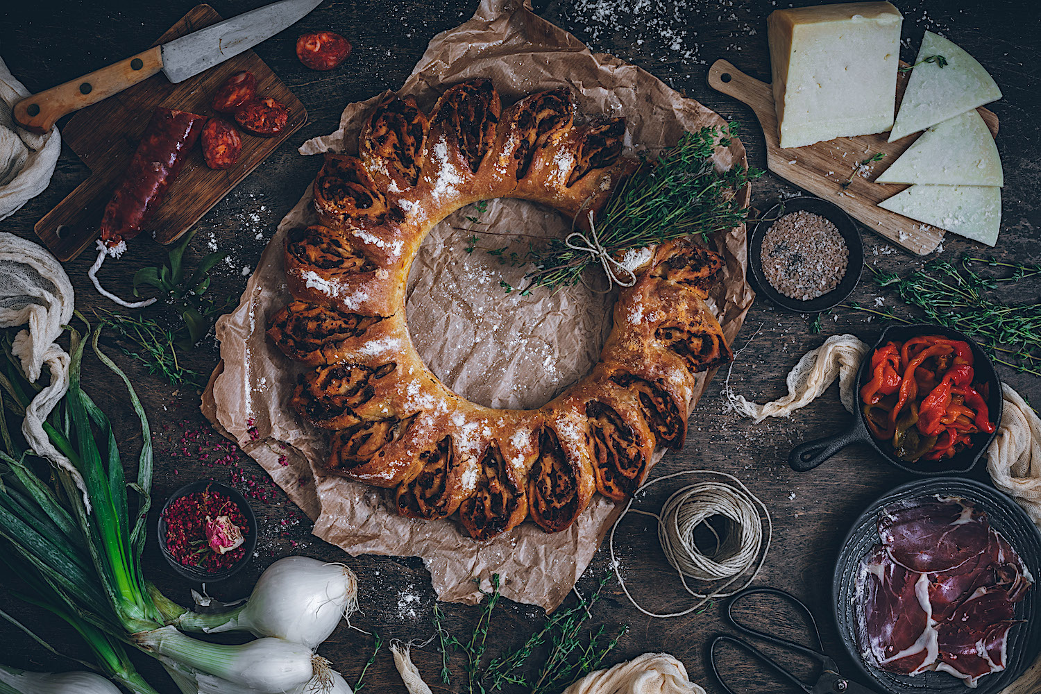 Cómo hacer pan casero relleno. Corona de carne y chorizo.