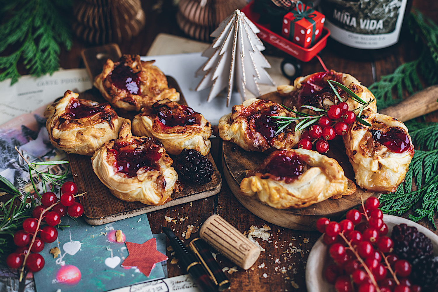 Canapés crujientes de camembert con frutos rojos y nueces