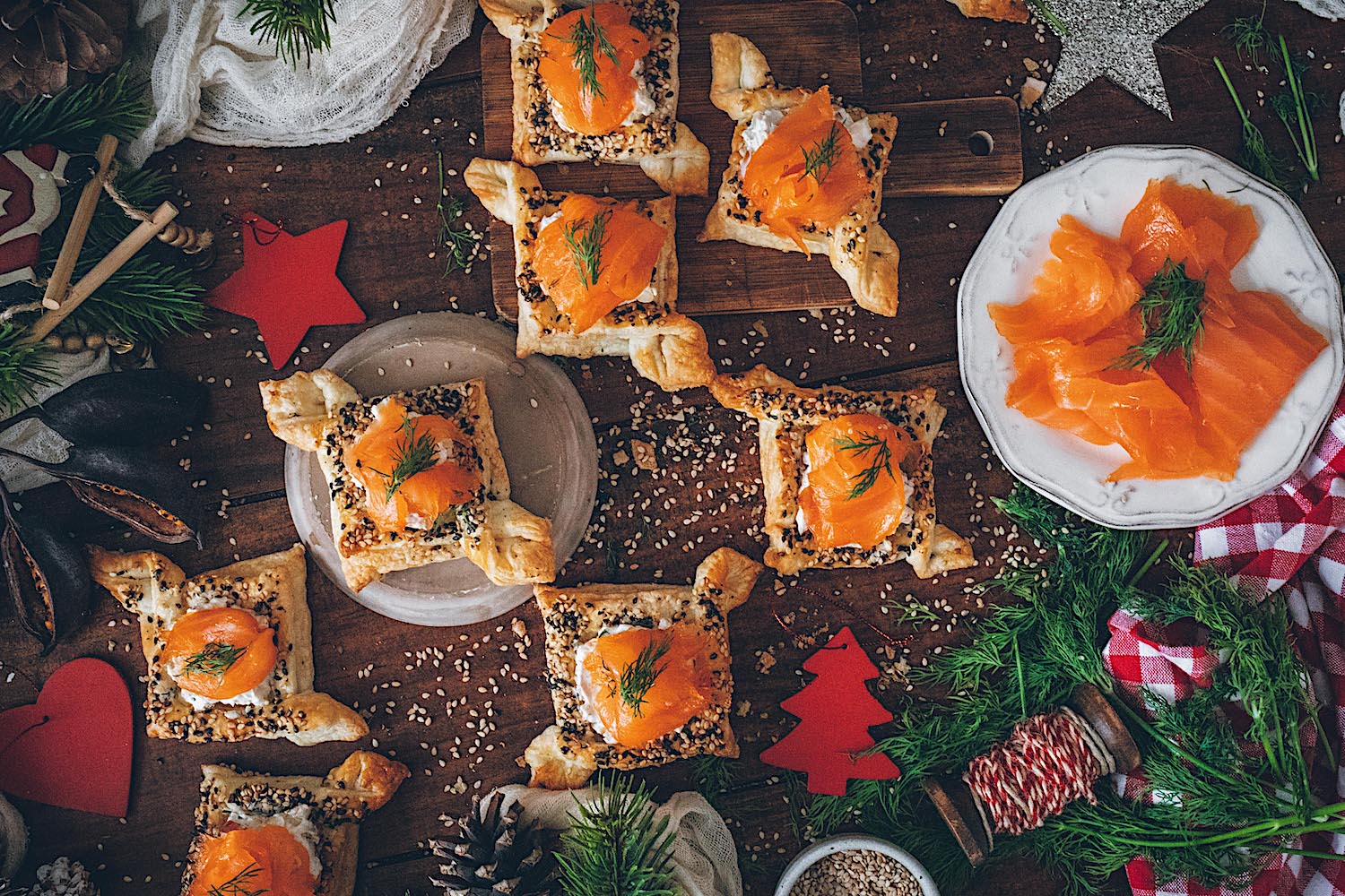 Hojaldres de salmón ahumado y crema de queso. El aperitivo perfecto