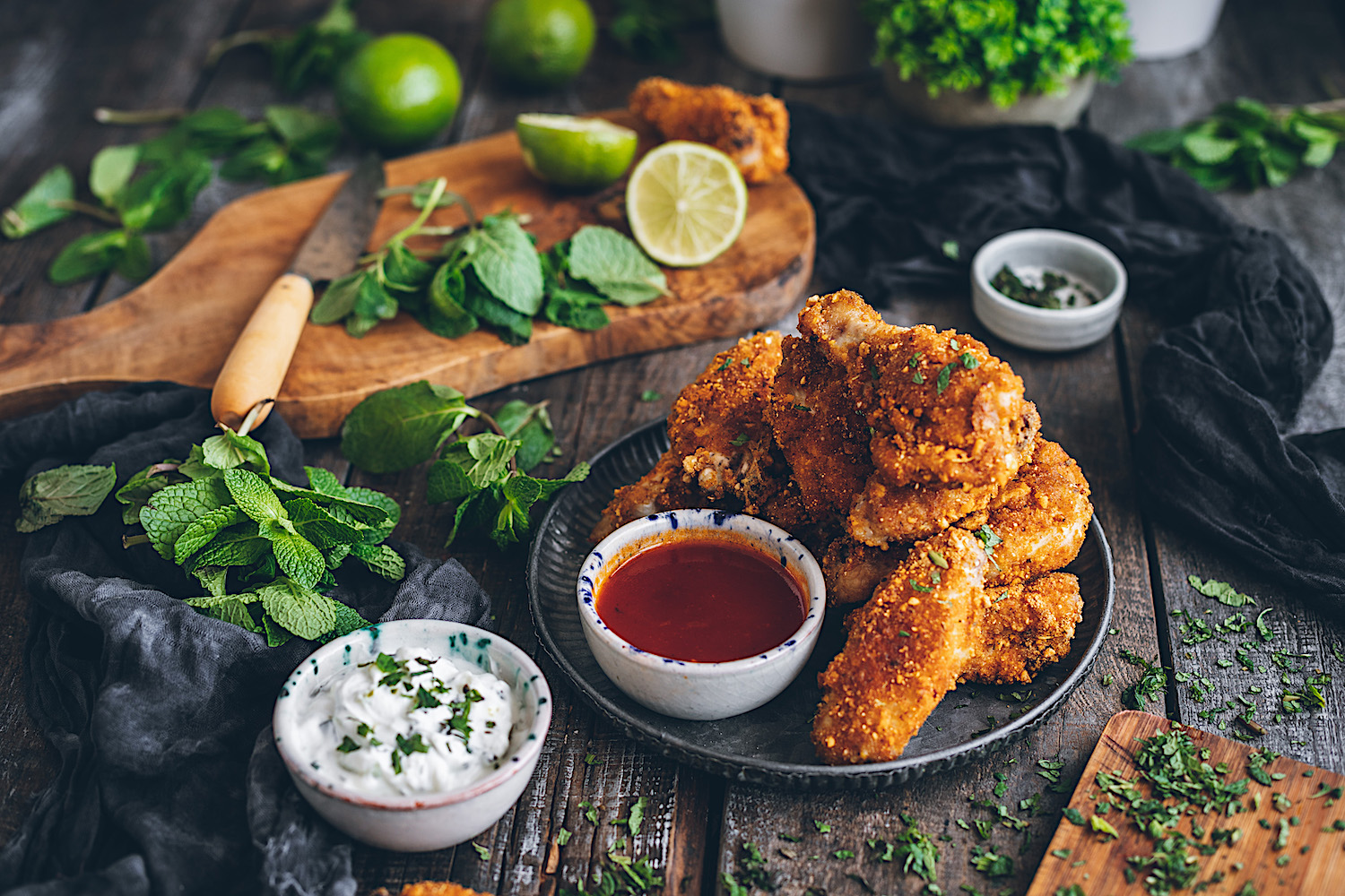 Alitas de pollo crujientes con salsa barbacoa de miel y salsa de yogur y menta