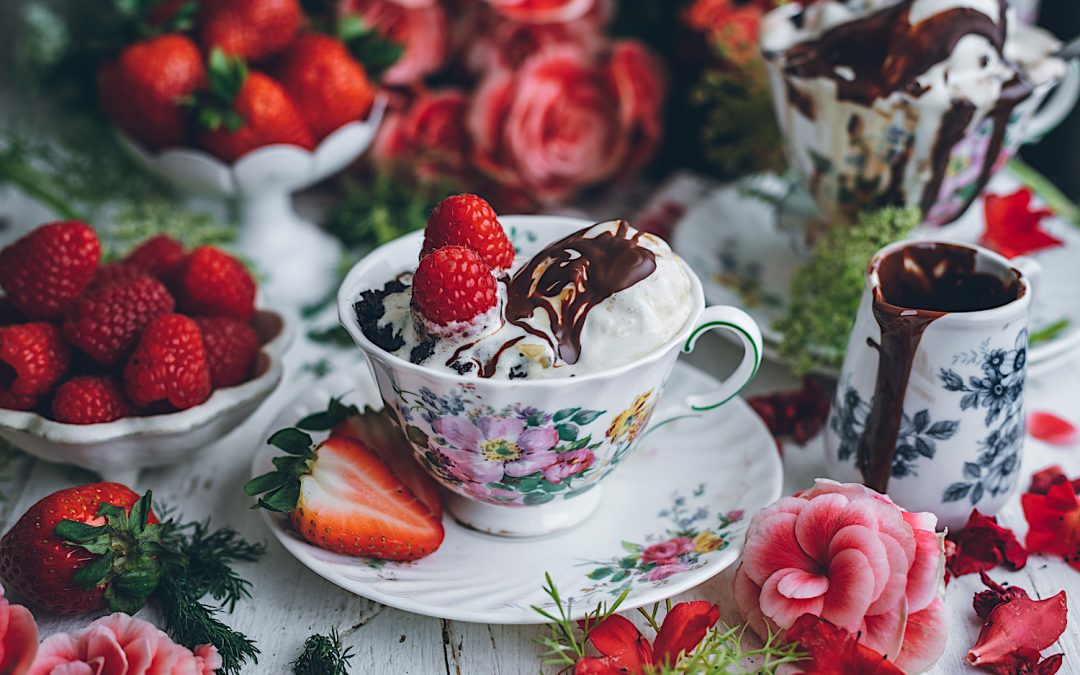 Mugcake de chocolate y aguacate sin gluten, sin lactosa. Con versión sin azúcar