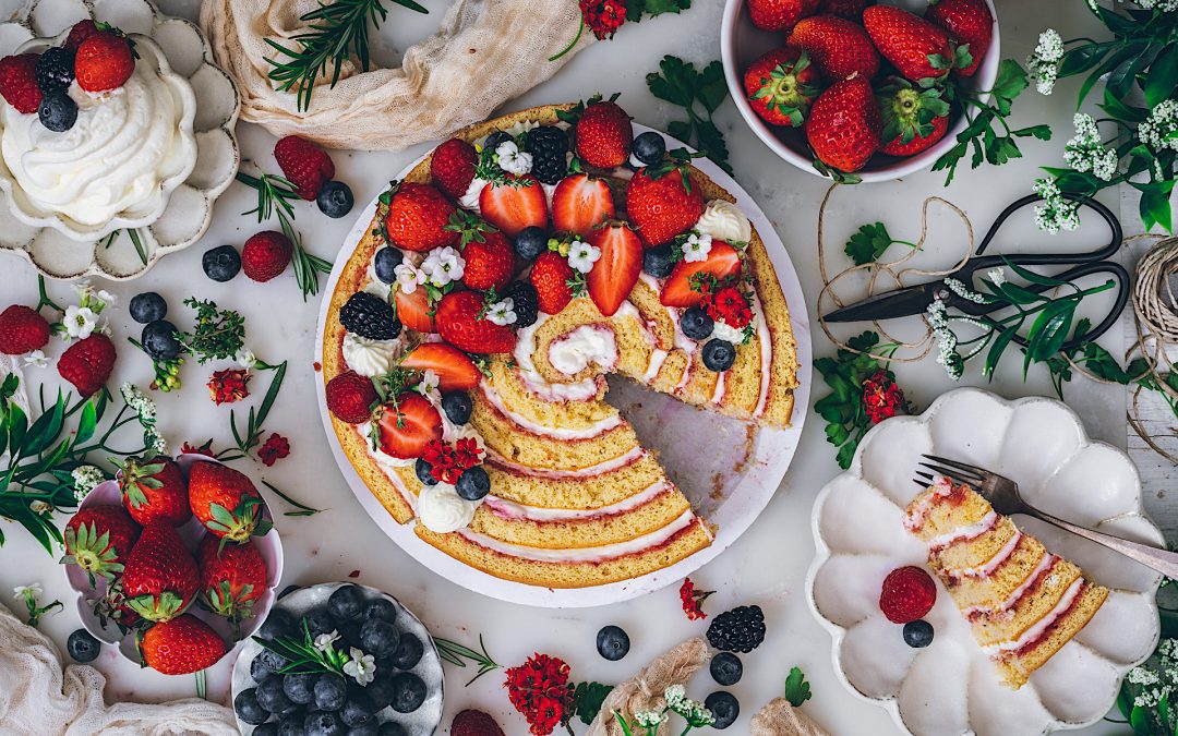 Pastel enrollado de fresas y crema de mascarpone con vainilla