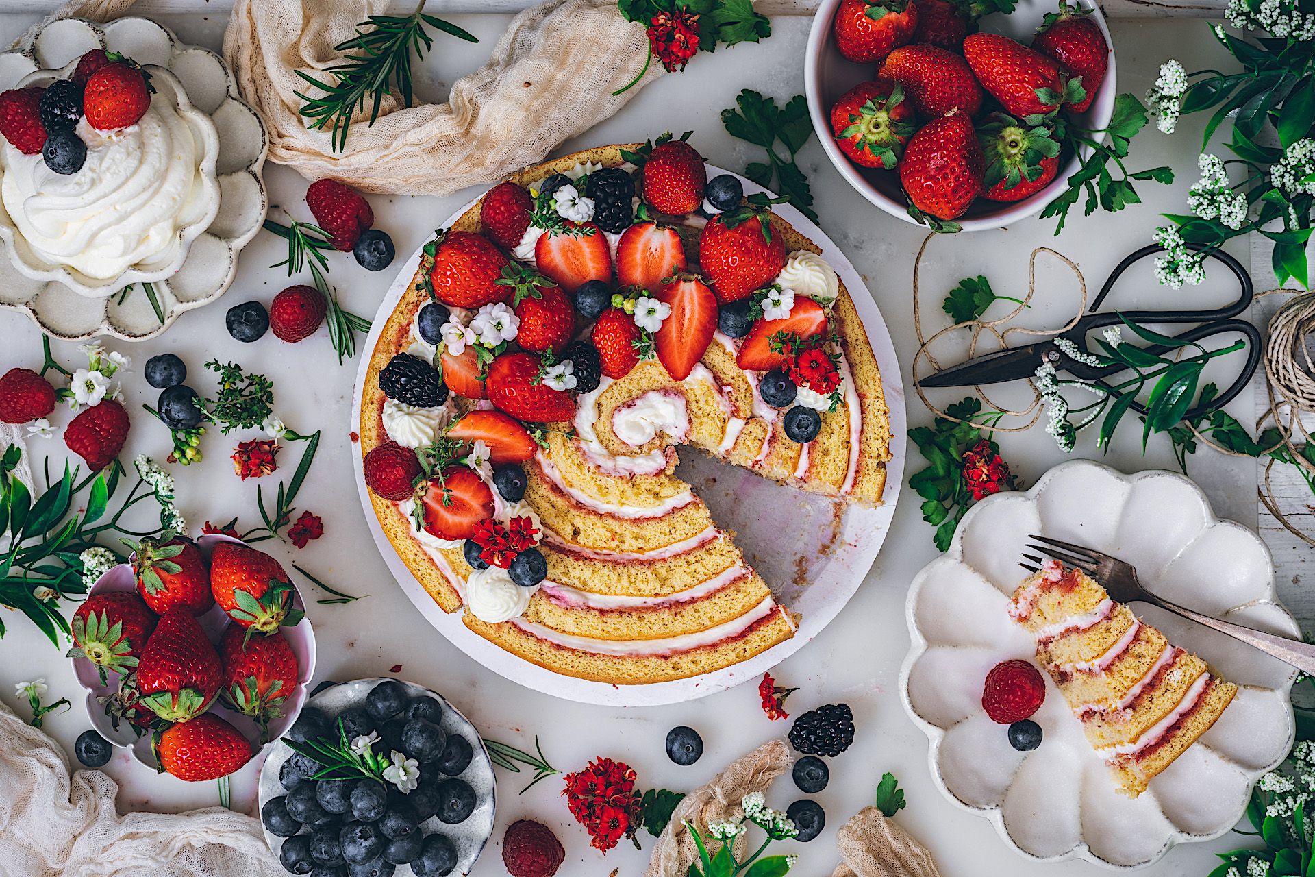 Pastel enrollado de fresas y crema de mascarpone con vainilla